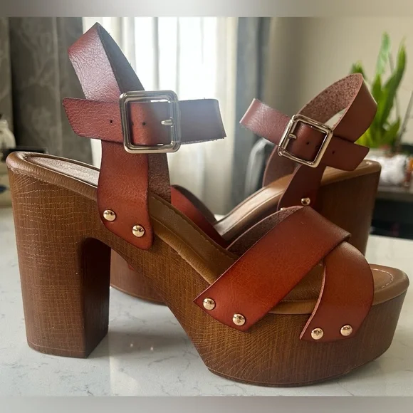 Like New Limelight Women’s Platform Sandal - Picture 5 of 14